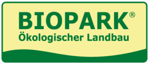 Grafik: grüner Schriftzug BIOPARK Ökologischer Landbau auf gelben Hintergrund, darunter eine grüne Welle, alles in grünem abgerundeten Rahmen